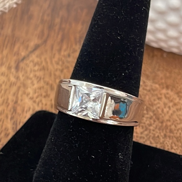 Exquisite Men's Titanium CZ Ring - Size 9 - Picture 3 of 5